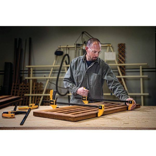 Струбцина L триггерная с максимальным усилием сжатия 135 кг. DeWALT DWHT0-83194 DWHT0-83194 фото