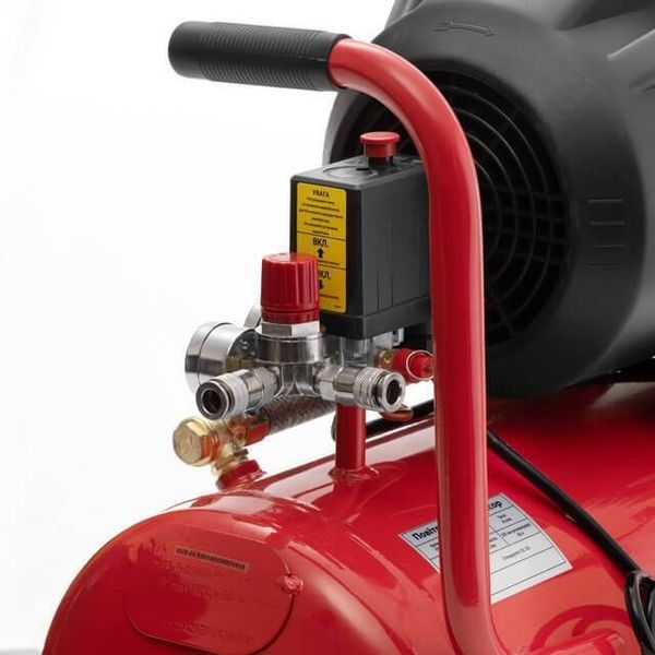 Компресор 50 л, 4 HP, 3 кВт, 220 В, 10 aтм, 420 л/хв, 2 циліндри. INTERTOOL PT-0007 PT-0007 фото