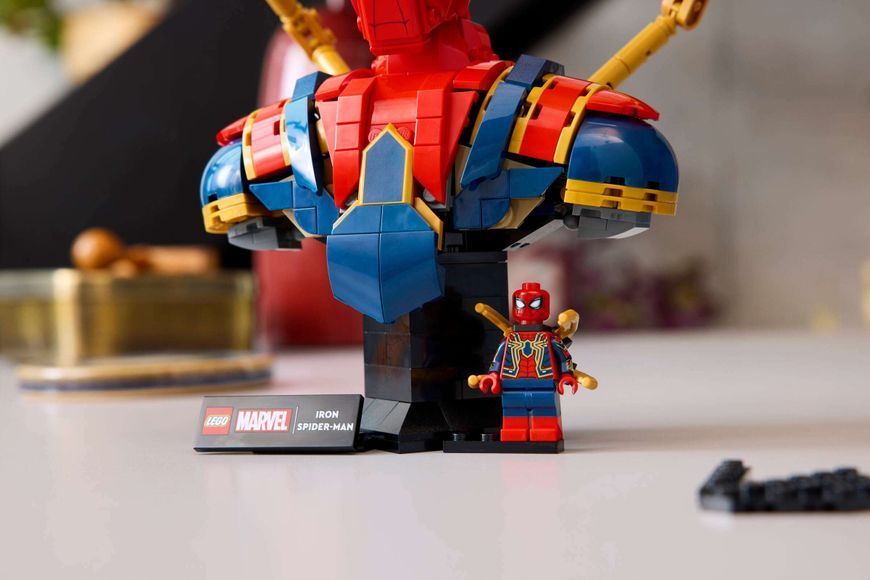 Конструктор LEGO Super Heroes Погруддя Залізної Людини-Павука 76326 фото