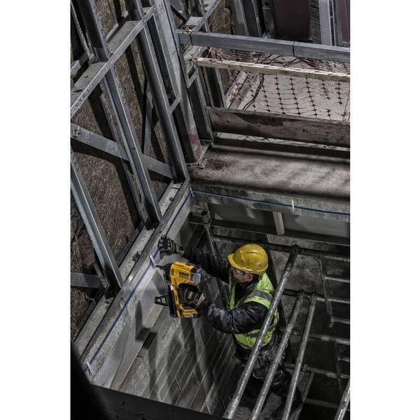 Разное DeWALT DCN890P2 Аккумуляторный гвоздозабиватель, 18В, 5 Ач DCN890P2 фото