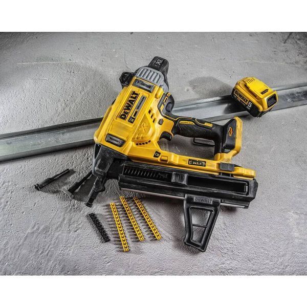 Разное DeWALT DCN890P2 Аккумуляторный гвоздозабиватель, 18В, 5 Ач DCN890P2 фото