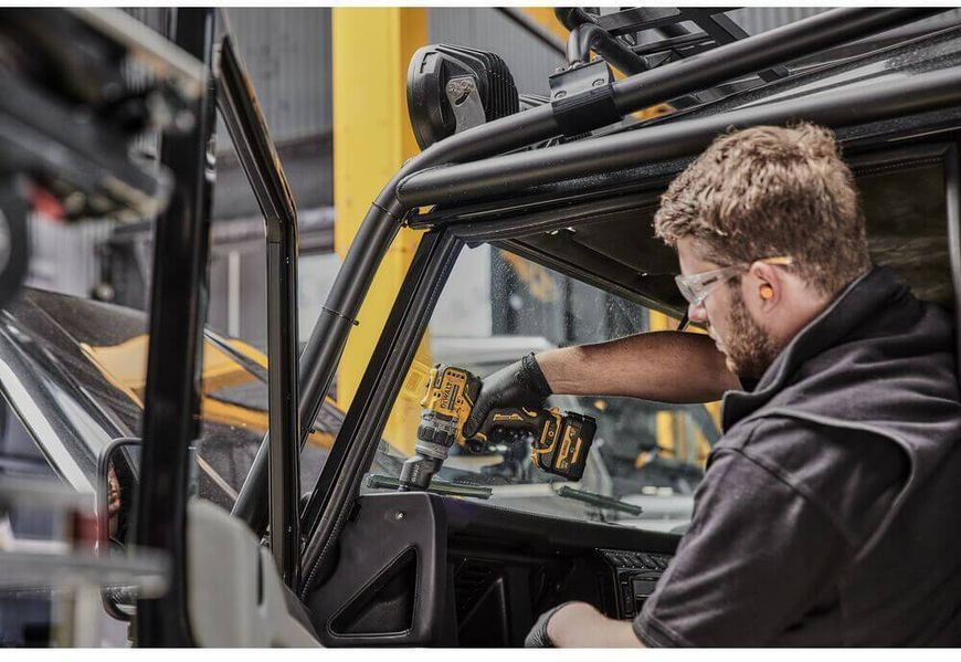 Дрель-шуруповерт аккумуляторная бесщеточная со сменными насадками DeWALT DCD703NT DCD703NT фото