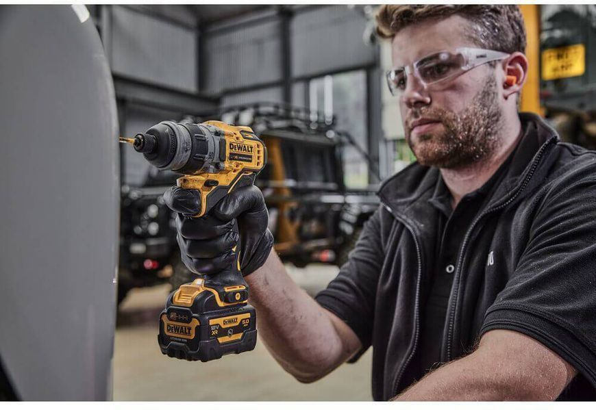 Дрель-шуруповерт аккумуляторная бесщеточная со сменными насадками DeWALT DCD703NT DCD703NT фото