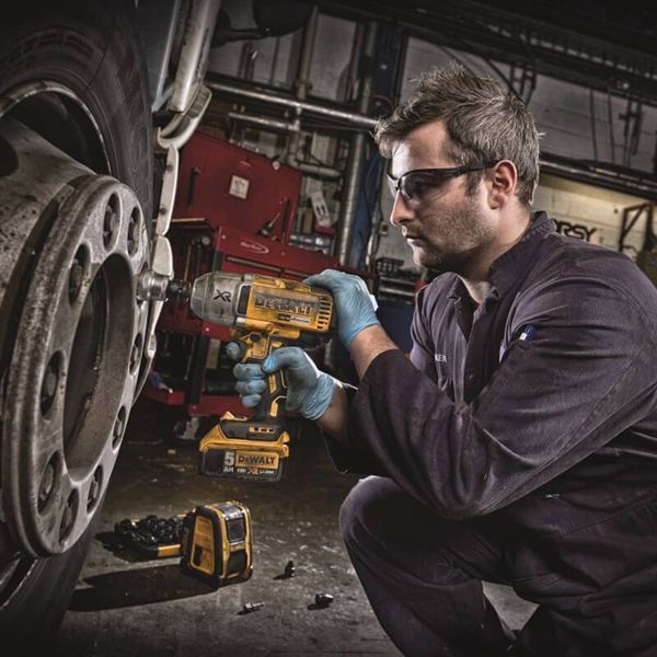 Гайковерт ударный аккумуляторный бесщеточный DeWALT DCF899HNT DCF899HNT фото