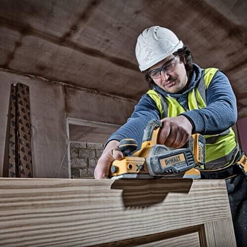 Ел.рубанок DeWALT DCP580P2, Li-lon, 18В, 15000 об/хв., 2 мм. DCP580P2 фото