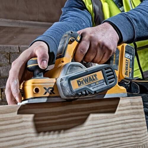 Ел.рубанок DeWALT DCP580P2, Li-lon, 18В, 15000 об/хв., 2 мм. DCP580P2 фото