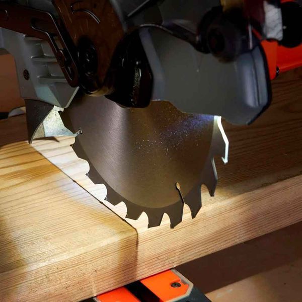 Пила торцювальна мережева BLACK+DECKER BES702 BES702 фото