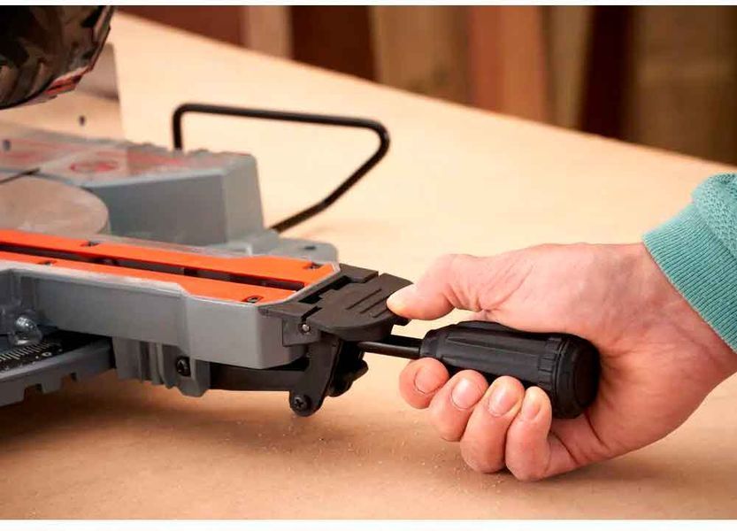 Пила торцювальна мережева BLACK+DECKER BES702 BES702 фото