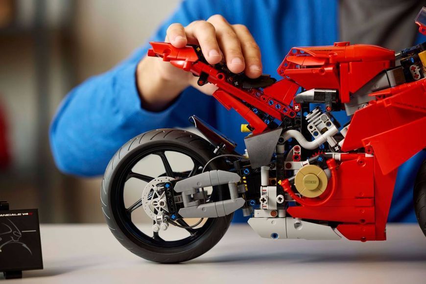 LEGO 42202 Technic Мотоцикл Ducati Panigale V4 S 42202 фото