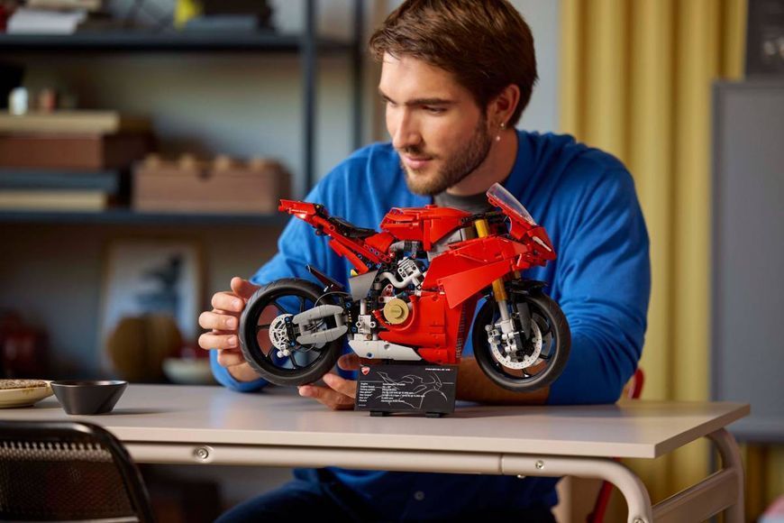 LEGO 42202 Technic Мотоцикл Ducati Panigale V4 S 42202 фото