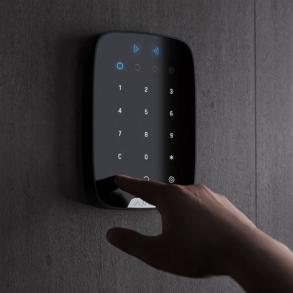 Бездротова сенсорна клавіатура Ajax Keypad Plus чорна 000023069 фото