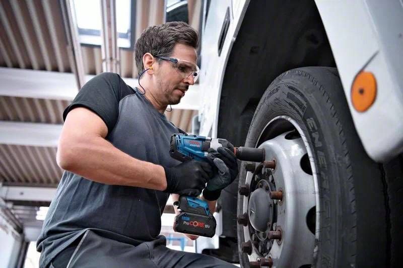 Гайковерт ударный Bosch GDS 18V-1000 (06019J8300) 0.601.9J8.300 фото