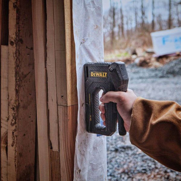 Степлер DeWalt CARBON FIBRE для скоб типу G 6-14 мм, цвяхів типу J 12, 15 мм (DWHT80276-0) DWHT80276-0 фото