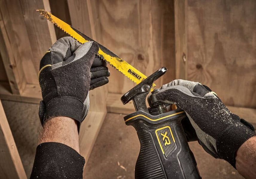 Пила сабельная аккумуляторная DeWALT DCS382NT DCS382NT фото
