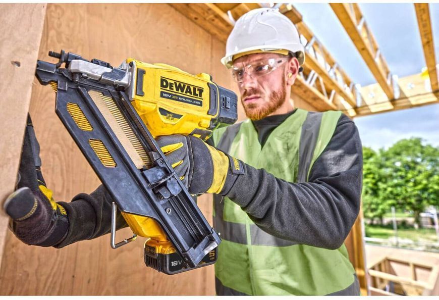 Пістолет цвяхозабивний акумуляторний безщітковий DeWALT DCN930P2 DCN930P2 фото