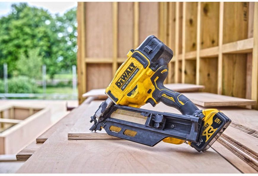 Пістолет цвяхозабивний акумуляторний безщітковий DeWALT DCN930P2 DCN930P2 фото