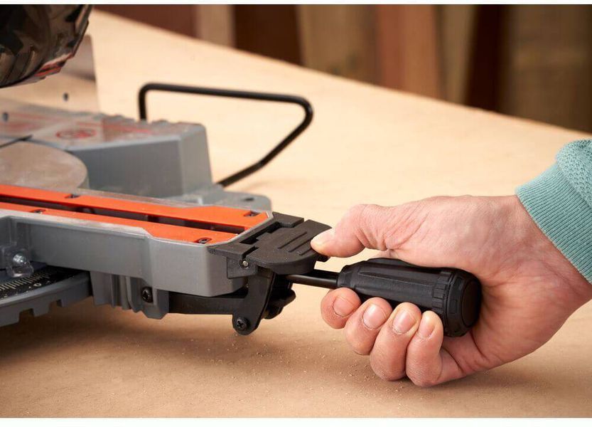 Пила торцовочная сетевая BLACK+DECKER BES701 BES701 фото