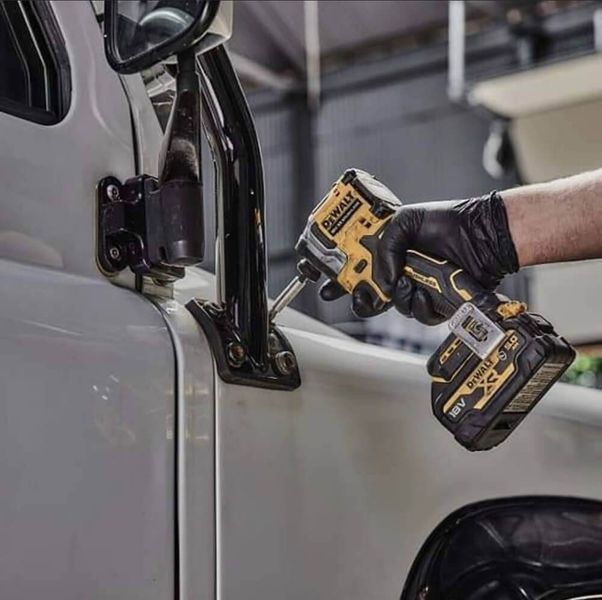 Шуруповерт ударный аккумуляторный бесщеточный DeWALT DCF850NT DCF850NT фото