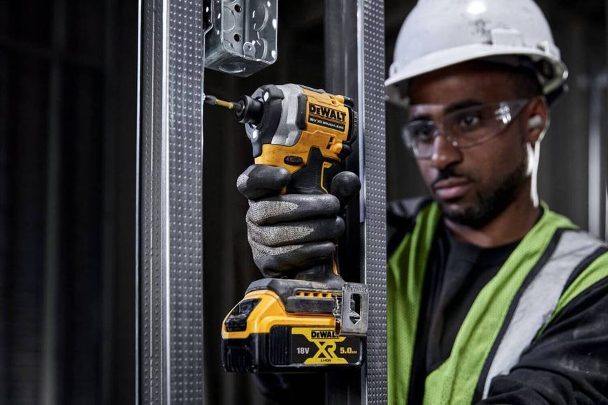 Шурупокрут ударний акумуляторний безщітковий DeWALT DCF850P2T DCF850P2T фото