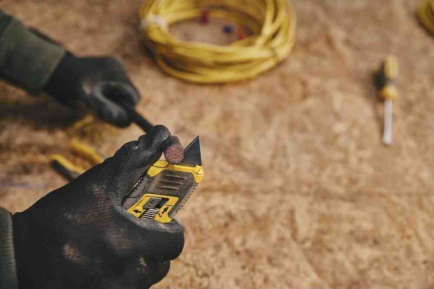 Ніж Control-Grip довжиною 132 мм з висувним лезом для оздоблювальних робіт STANLEY STHT10432-0 STHT10432-0 фото