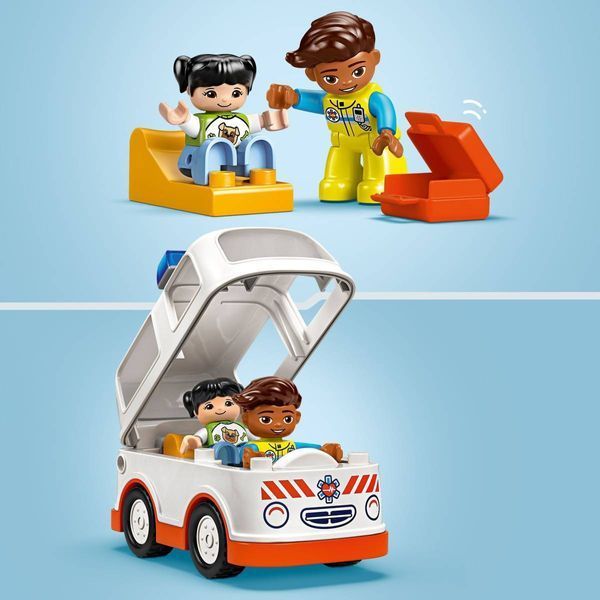 Конструктор LEGO DUPLO Скорая помощь с водителем 19 элементов (10447) 10447 фото