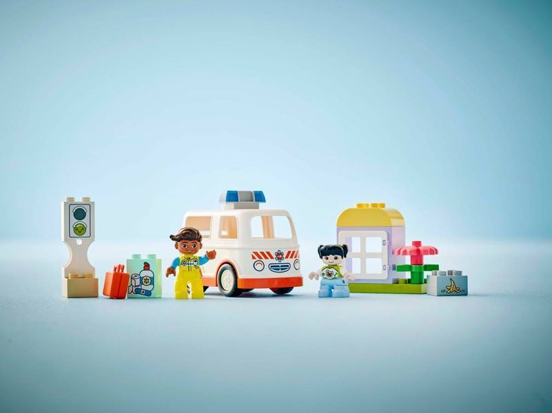 Конструктор LEGO DUPLO Скорая помощь с водителем 19 элементов (10447) 10447 фото