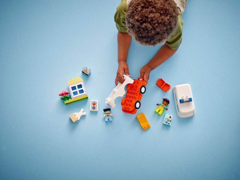 Конструктор LEGO DUPLO Скорая помощь с водителем 19 элементов (10447) 10447 фото