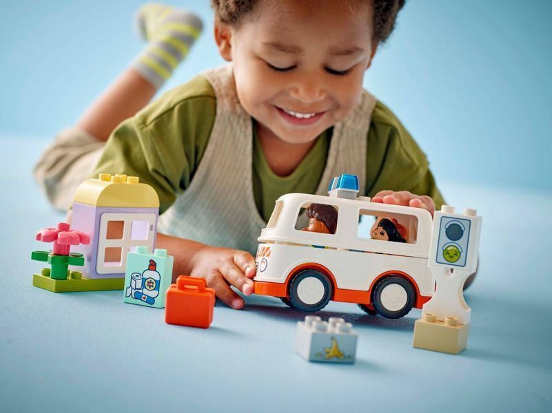 Конструктор LEGO DUPLO Скорая помощь с водителем 19 элементов (10447) 10447 фото