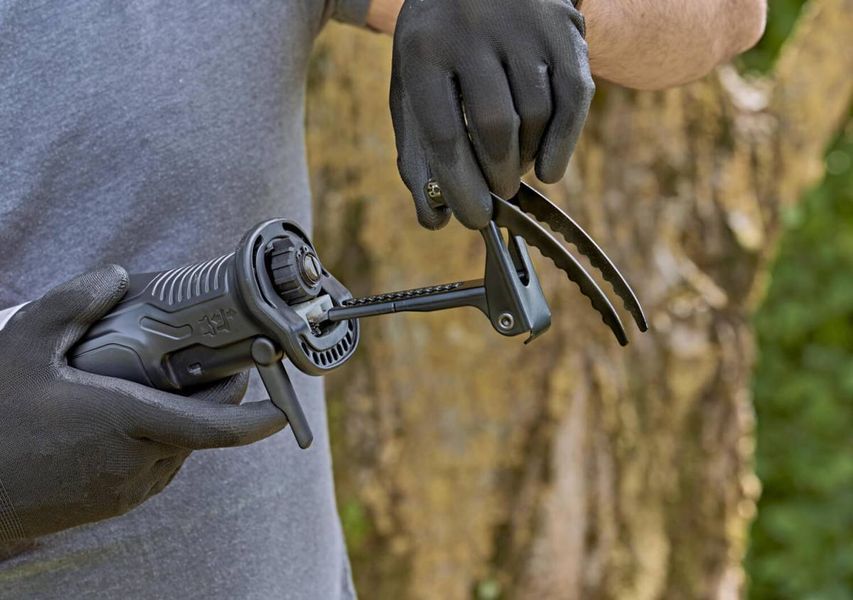 Пила шабельна мережева BLACK+DECKER BES301K BES301K фото
