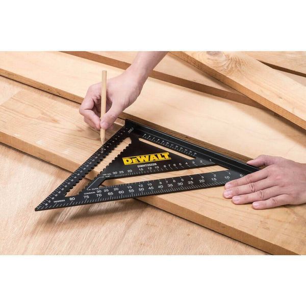 Угольник для кровельных работ, металлический, размером 300 х 300 мм. DeWALT DWHT25228-0 DWHT25228-0 фото