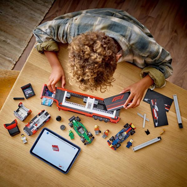 Конструктор LEGO City Вантажівка F1 з автомобілями RB20 та AMR24 1086 деталей (60445) 60445 фото