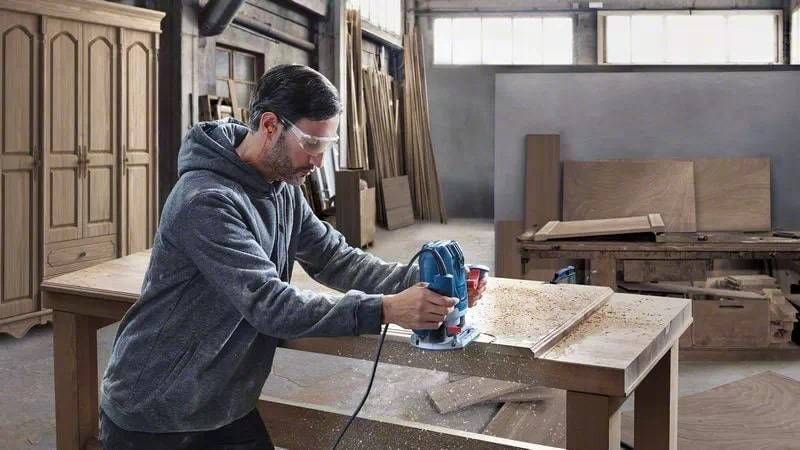 Фрезер Bosch GOF 130, 1300Вт, 11000-28000 об/хв, цанга 6 та 8мм, 3.5кг 0.601.6B7.000 фото