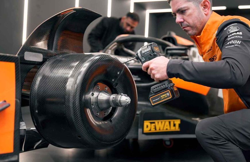 Набір із двох акумуляторних інструментів DeWalt безщіткових McLaren F1 TEAM LIMITED EDITION 18В XR дриль-шурупокрут DCD85 шурупокрут акумуляторний DCF85 акб 2х5А&middot;год ЗП кейс 6.5кг DCK200MP2T фото