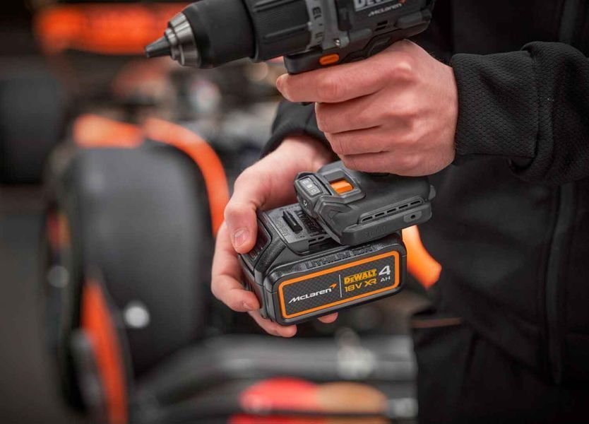 Набір інструменту DeWalt McLaren DCK200MM2T DCK200MM2T фото