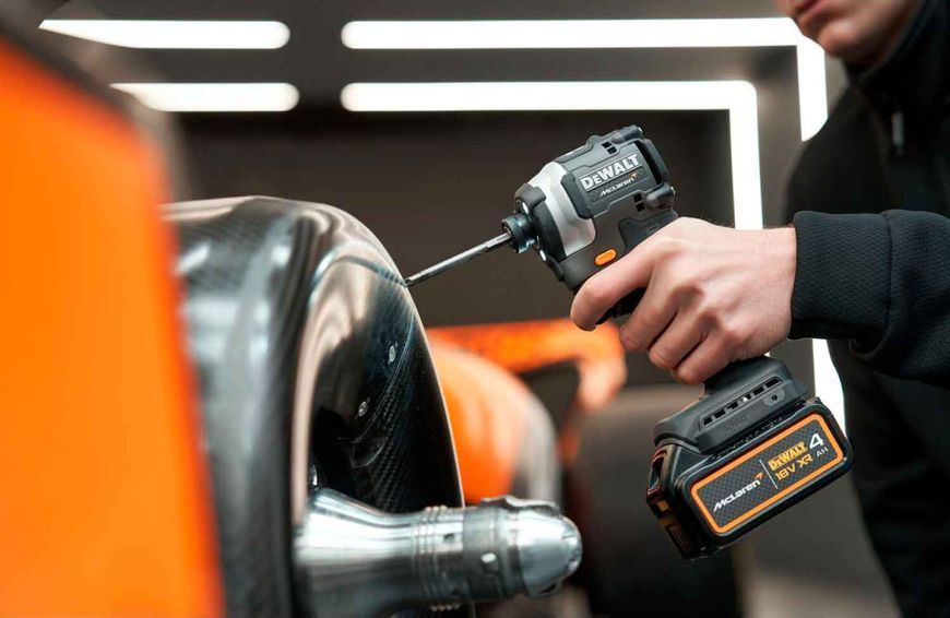 Набір інструменту DeWalt McLaren DCK200MM2T DCK200MM2T фото