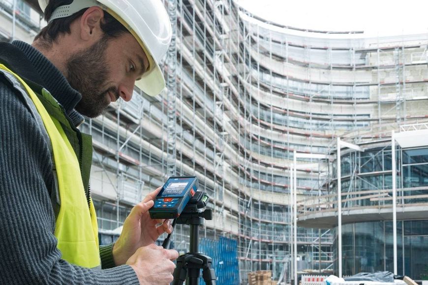 Дальномер лазерный Bosch Professional GLM 100-25 C с чехлом и батарейками (0.601.072.Y00) 0.601.072.Y00 фото